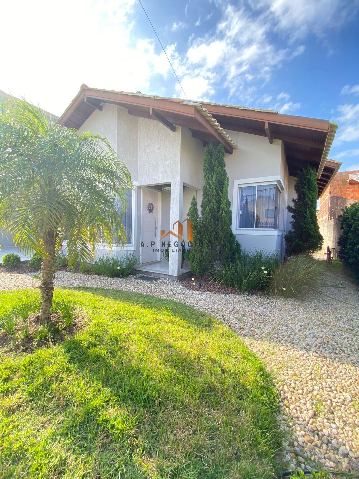 Linda casa com móveis planejados. Com 3 quartos, 108m² de área construída em Tijucas, no bairro Areias. - AP Negócios Imobiliários