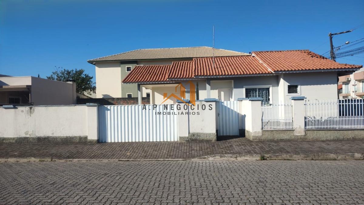 Ótima casa com 3 quartos, 1 suíte. Com 98m² de área construída. Amplo terreno. Tijucas - S.C. Areias - Mata Atlântica - AP Negócios Imobiliários