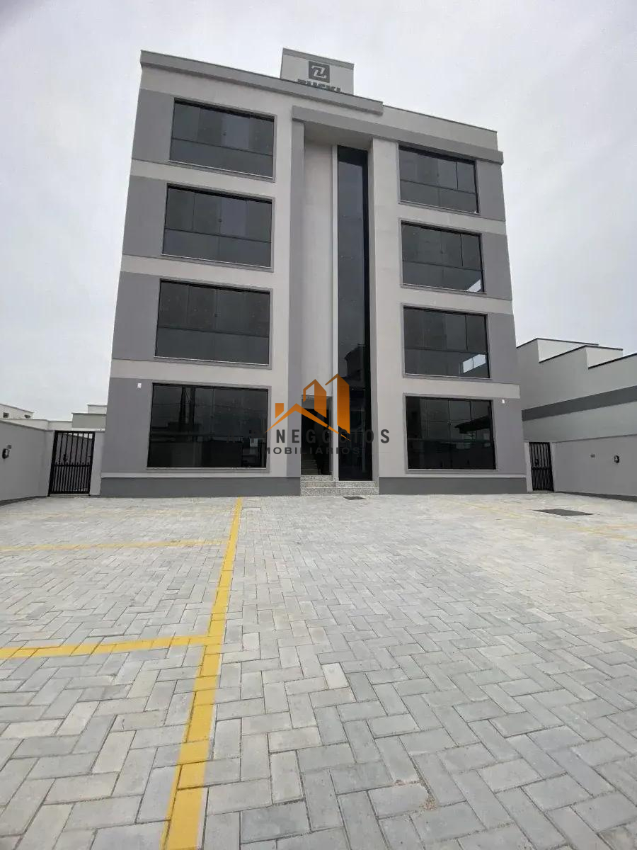 Apartamento com 63 m². Com 2 quartos, sendo um suíte, ótimo bairro de Tijucas. Apenas dois apartamentos por andar. Térreo com área externa privativa. - AP Negócios Imobiliários