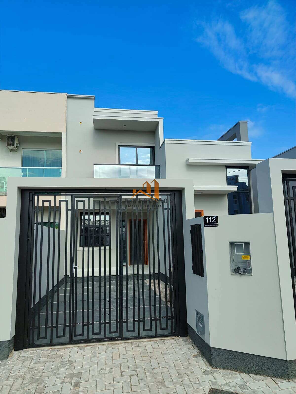 Ótimo Sobrado à venda com 76m² de área construída. Com duas suítes com sacada. Na melhor localização de Tijucas S.C. - AP Negócios Imobiliários