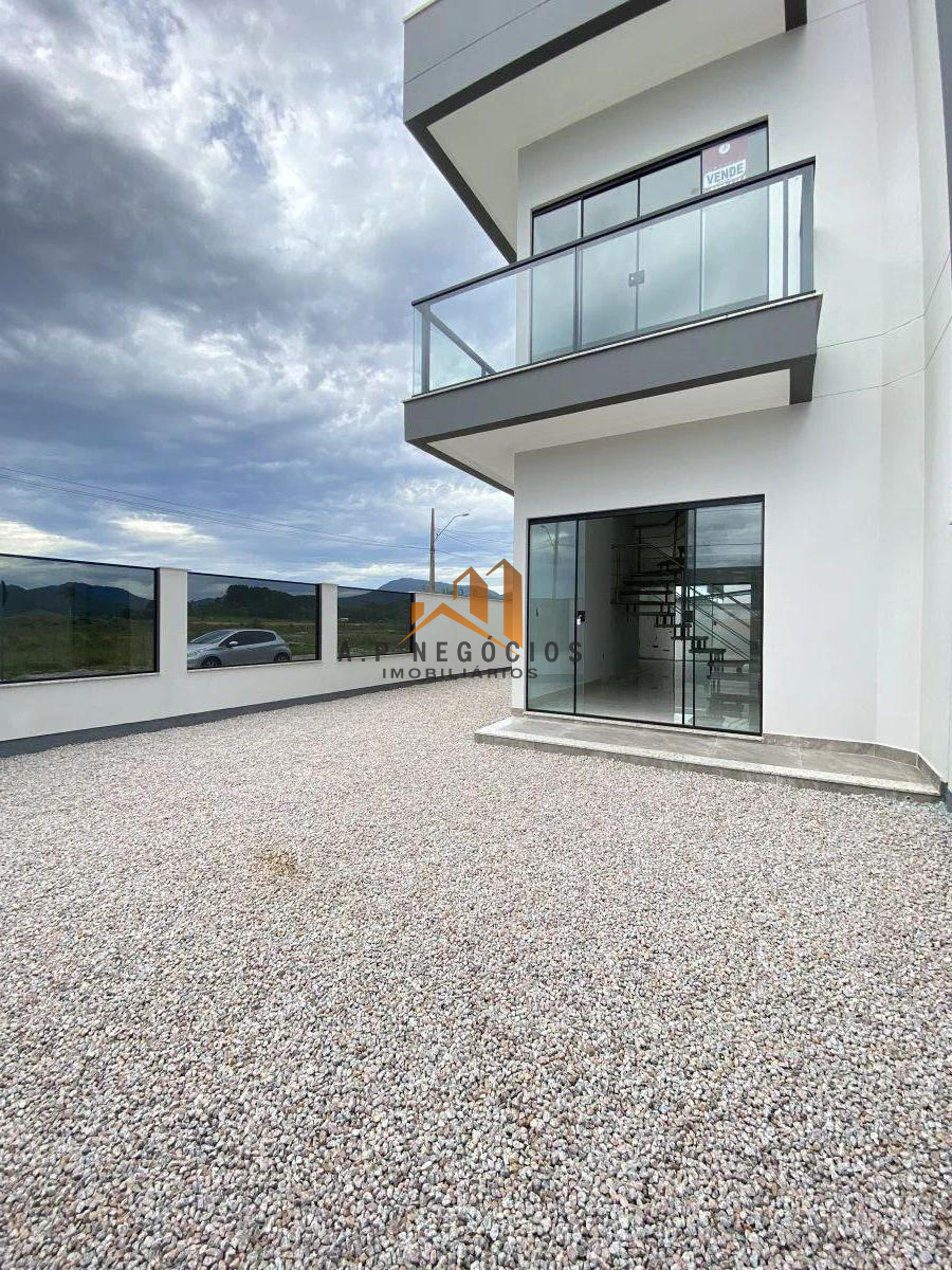 Sobrado com amplo terreno. Com 2 quartos e 78m² de área construída. Em Tijucas S.C. -  Areias - Loteamento Br Felice